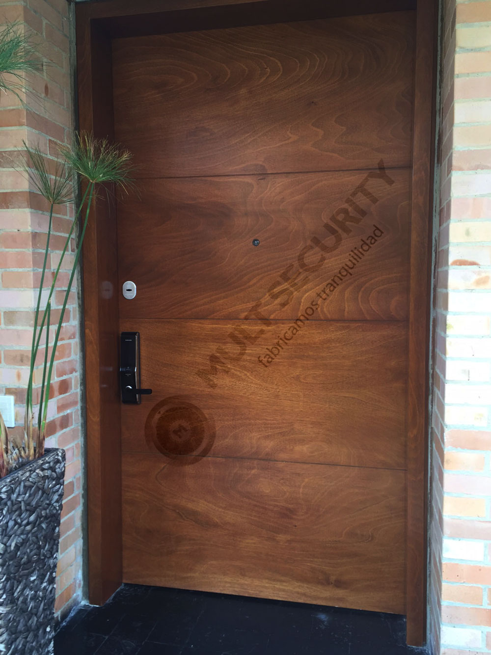 Puerta de seguridad instalada